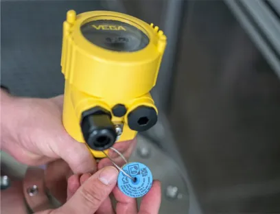 Im RFID-Tag stecken alle wichtigen Sensorinformationen und bleiben dort auch in rauen Umgebungen dauerhaft lesbar, Bild: Vega In RFID-Tags stecken alle wichtigen Sensorinformationen und bleiben dort auch in rauen Umgebungen dauerhaft lesbar