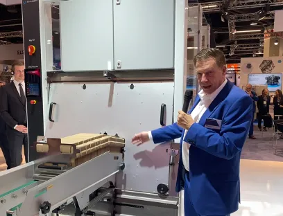 Ralf Schubert, Geschäftsführer bei Gerhard Schubert, stellt den neuen Cobot „tog.101“ vor, Bild: EAD-portal.de / Susanne Woggon Ralf Schubert, Geschäftsführer bei Gerhard Schubert, stellt den neuen Cobot „tog.101“ vor