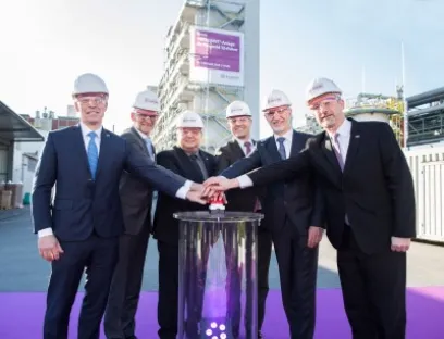 Start der neuen Anlage (v.l.n.r.): Dr. Claus Rettig, Geschäftsführer der Evonik Resource Efficiency GmbH, Dr. Ralf Düssel, Leiter des Geschäftsgebietes High Performance Polymers von Evonik, Werner Arndt, Bürgermeister der Stadt Marl, Dr. Jörg Harren, Standortleiter des Chemieparks Marl der Evonik Technology & Infrastructure GmbH, Dr. Harald Schwager, stellvertretender Vorsitzender des Vorstandes der Evonik Industries AG, Dr. Matthias Kottenhahn, Leiter Strategy & Projects der Evonik Nutrition & Care GmbH, Bild: Evonik Evonik eröffnet neue Anlage für Polyamid 12-Pulver in Marl