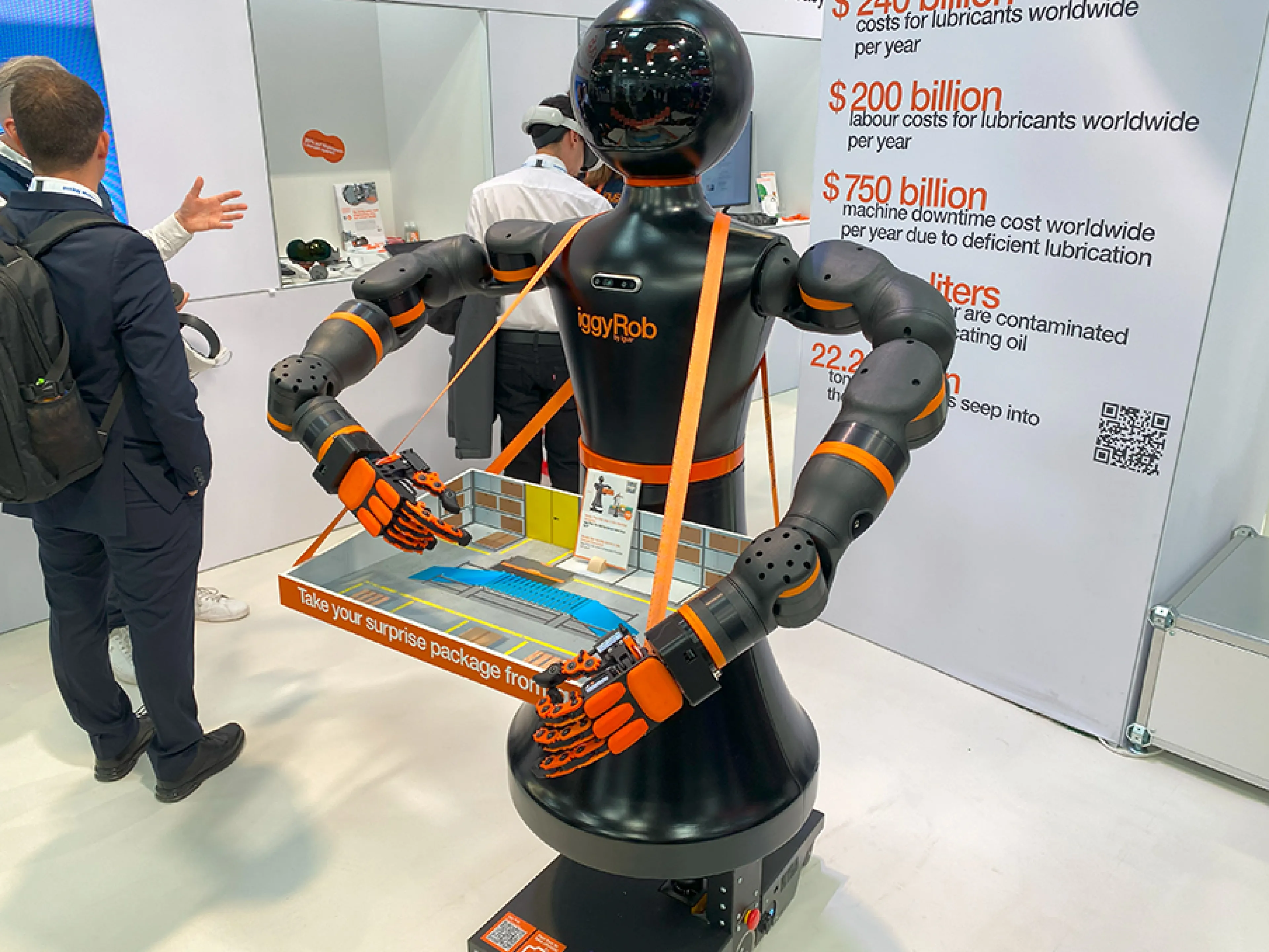 Igus hat mit Iggy Rob seinen ersten in Deutschland produzierten humanoiden Roboter entwickelt, Bild: EAD-portal.de / Susanne Woggon Igus hat mit Iggy Rob seinen ersten in Deutschland produzierten humanoiden Roboter entwickelt