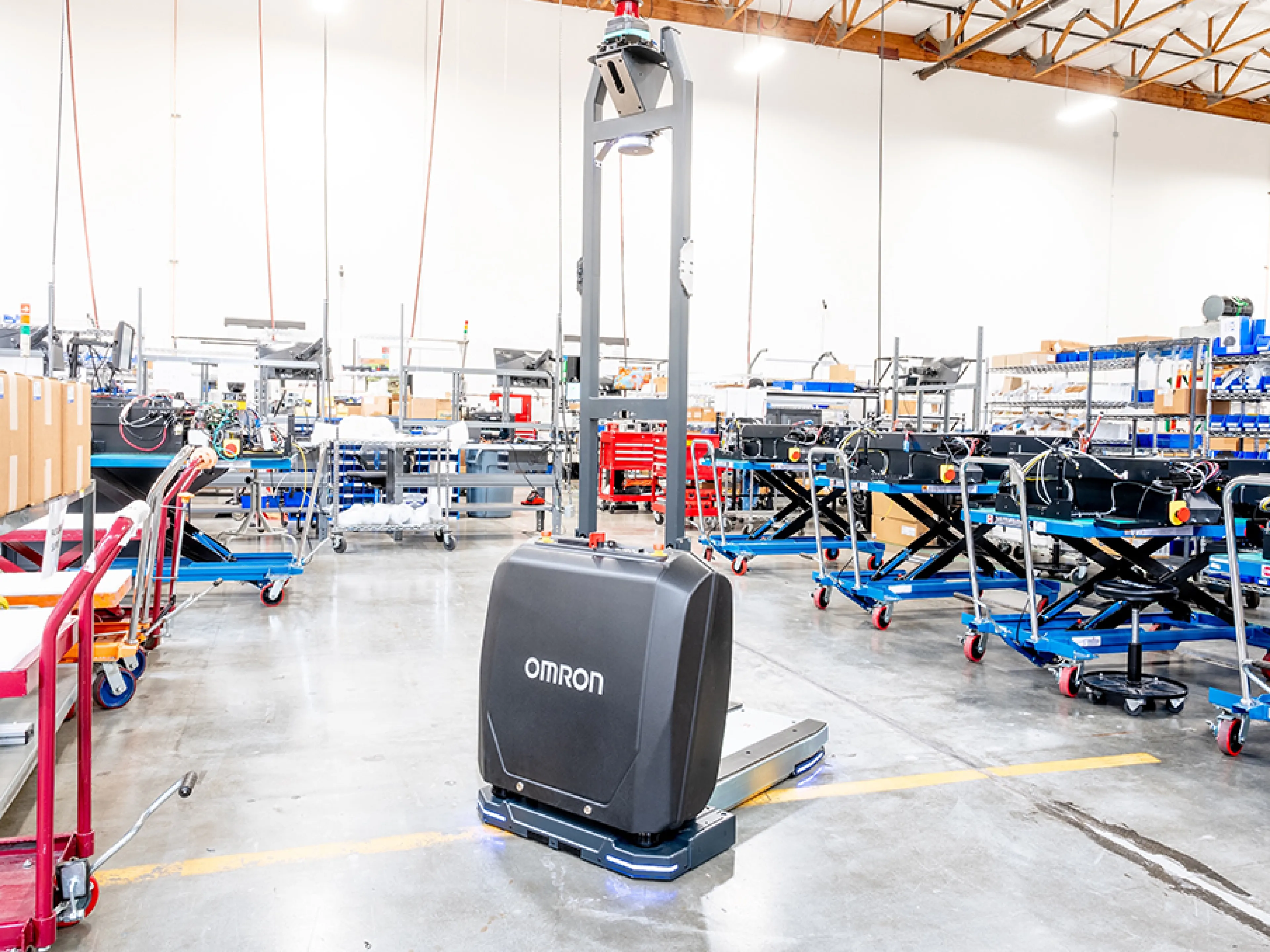 Der neue autonome mobile Roboter (AMR) ermöglicht mit der integrierten Hebefunktion den zuverlässigen, flexiblen Transport von Trollies und Racks, Bild: Omron Der neue autonome mobile Roboter (AMR) von Omron ermöglicht mit der integrierten Hebefunktion den zuverlässigen, flexiblen Transport von Trollies und Racks