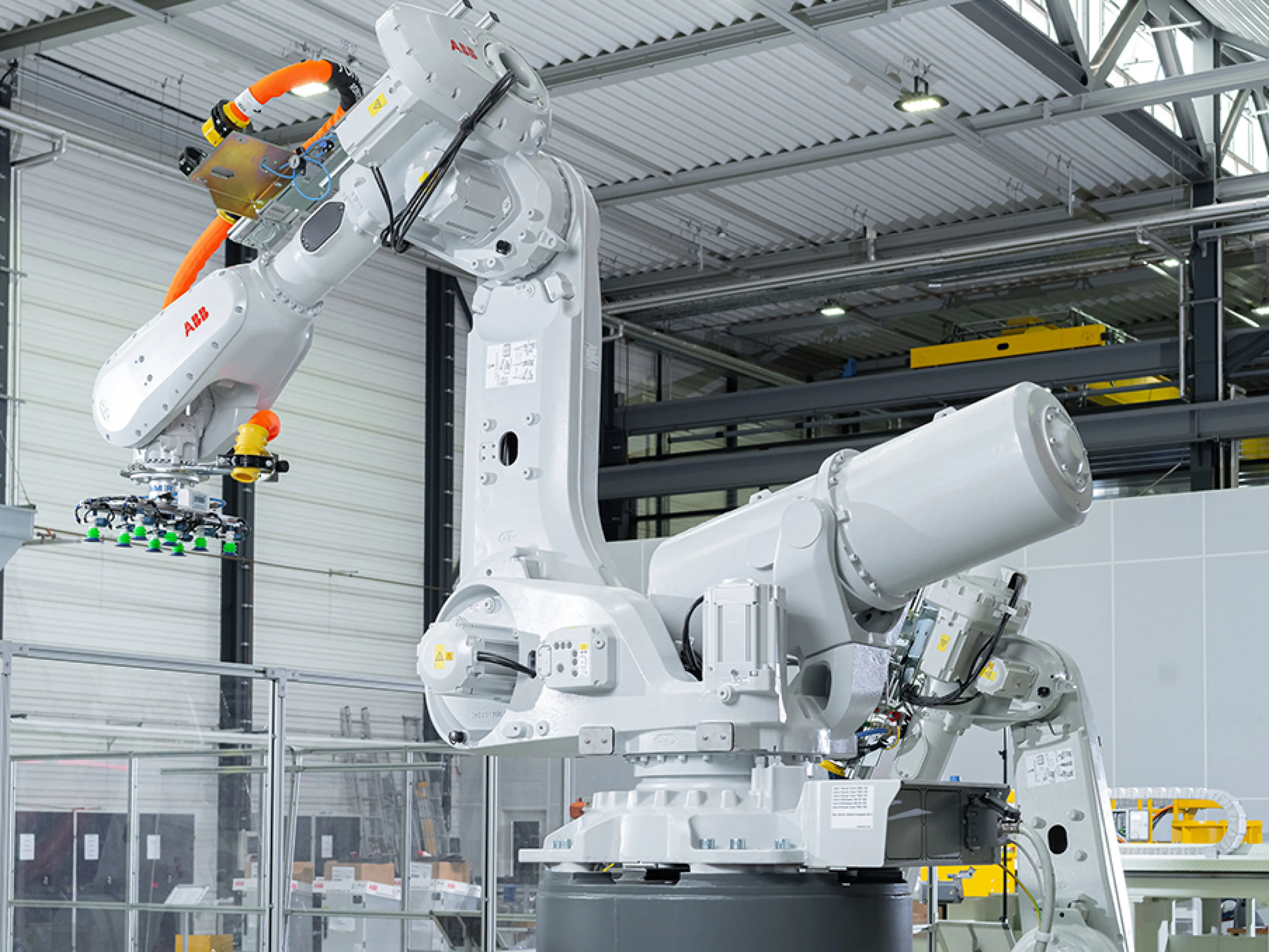 Der Konsolroboter „IRB 6750S" ist darauf ausgelegt, eine höhere Roboterdichte in Produktionslinien zu ermöglichen, Bild: ABB Der Konsolroboter „IRB 6750S" ist darauf ausgelegt, eine höhere Roboterdichte in Produktionslinien zu ermöglichen