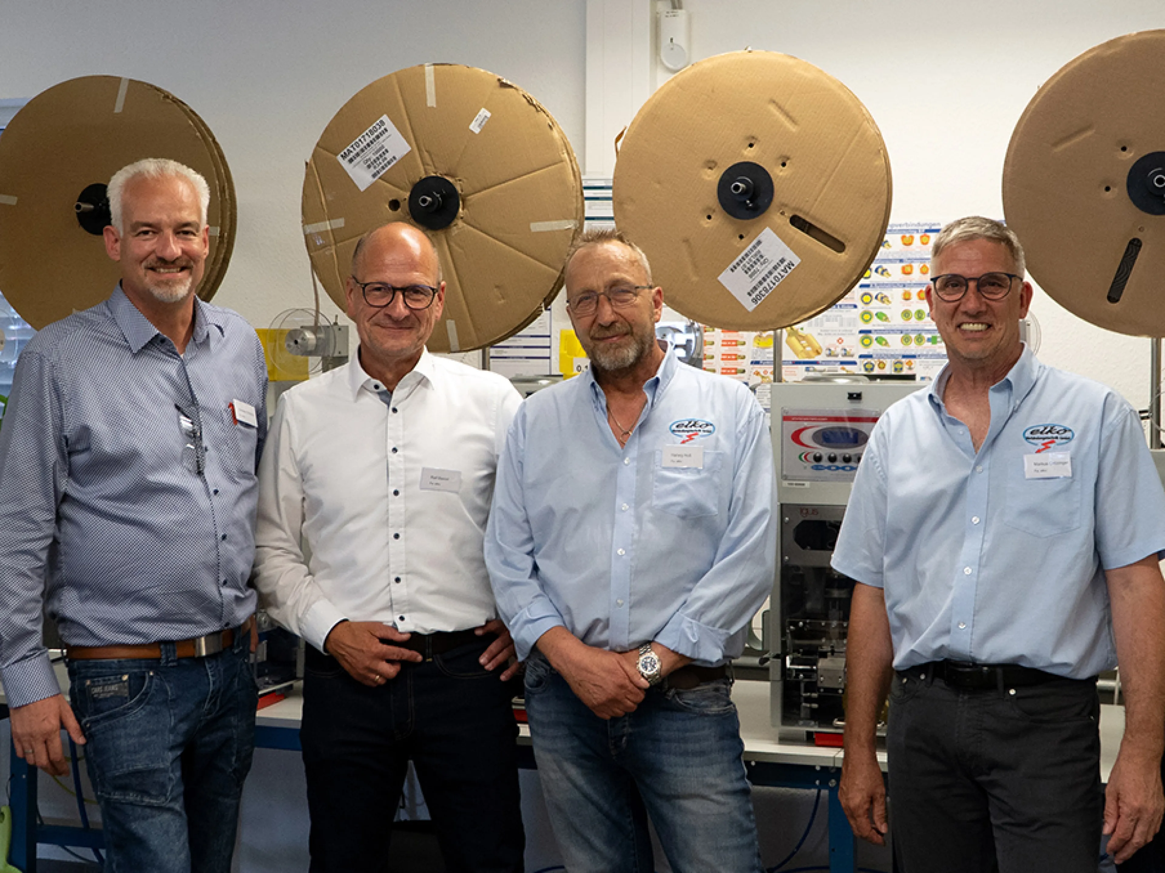 Zusammen feiern die Elko Gründer und zukünftigen Geschäftsführer die neue Produktion (v.l.n.r.): Christian Stremlau, Geschäftsführer Elko & Prokurist und Leiter Readycable/Readychain bei Igus, Ralf Bierod, Geschäftsführer Elko, Harwig Nuß und Markus Grözinger, Gründer von Elko, Bild: Igus Zusammen feiern die Elko Gründer und zukünftigen Geschäftsführer die neue Produktion (v.l.n.r.): Christian Stremlau, Geschäftsführer Elko & Prokurist und Leiter Readycable/Readychain bei Igus, Ralf Bierod, Geschäftsführer Elko, Harwig Nuß und Markus Grözinger, Gründer von Elko