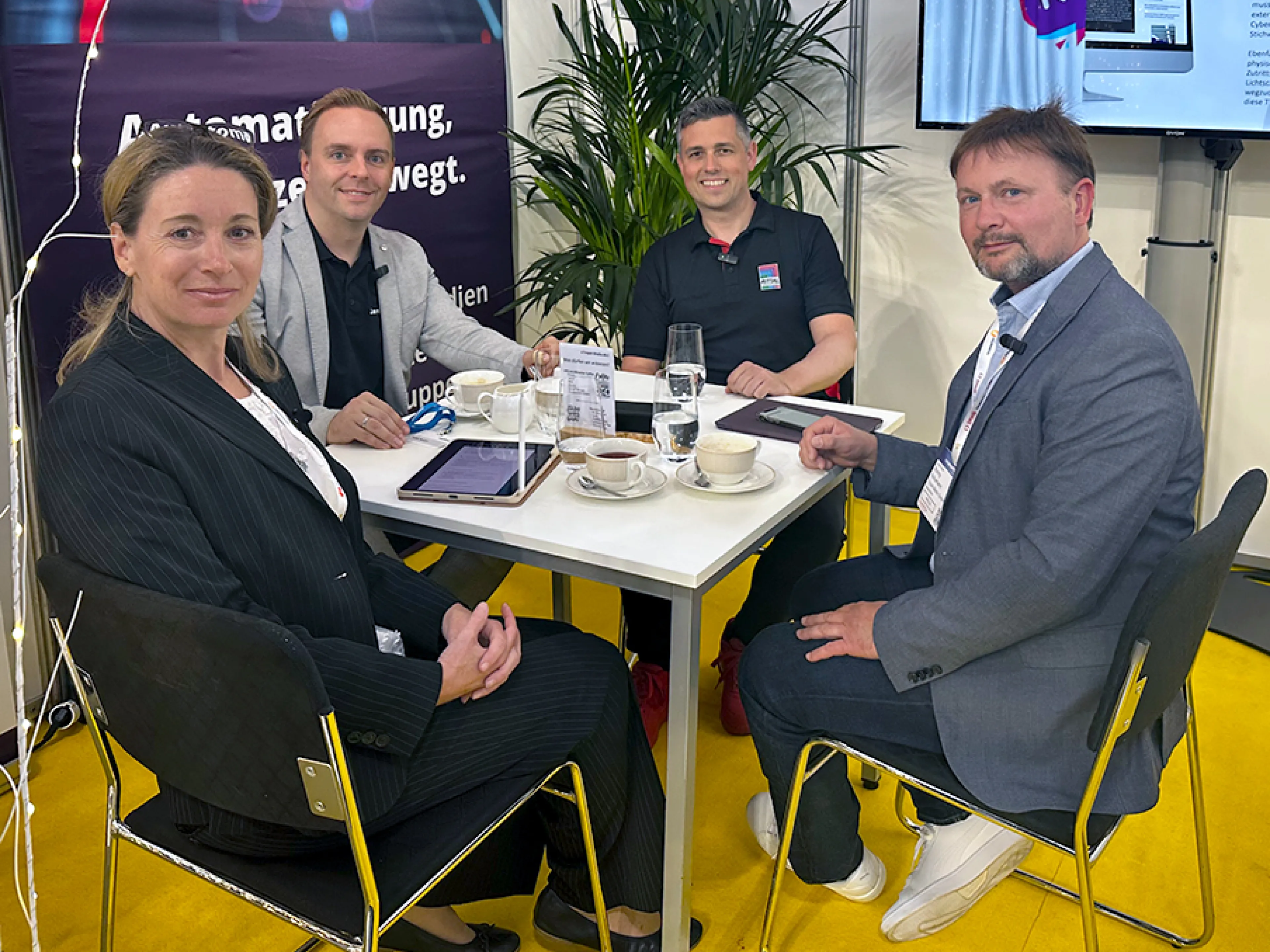 Exklusiver Highlight-Talk mit Tobias Bangert (2.v.l.) von Janitza und Raphael Görner (3.v.l.) von Rittal über Energiemanagement und vernetzte Energielösungen von morgen mit Chefredakteurin Susanne Woggon und Ronny Schumann von Tropal Media, Bilder: EAD-portal.de / Anja Huber Exklusiver Highlight-Talk mit Tobias Bangert (2.v.l.) von Janitza und Raphael Görner (3.v.l.) von Rittal über Energiemanagement und vernetzte Energielösungen von morgen mit Chefredakteurin Susanne Woggon und Ronny Schumann von Tropal Media