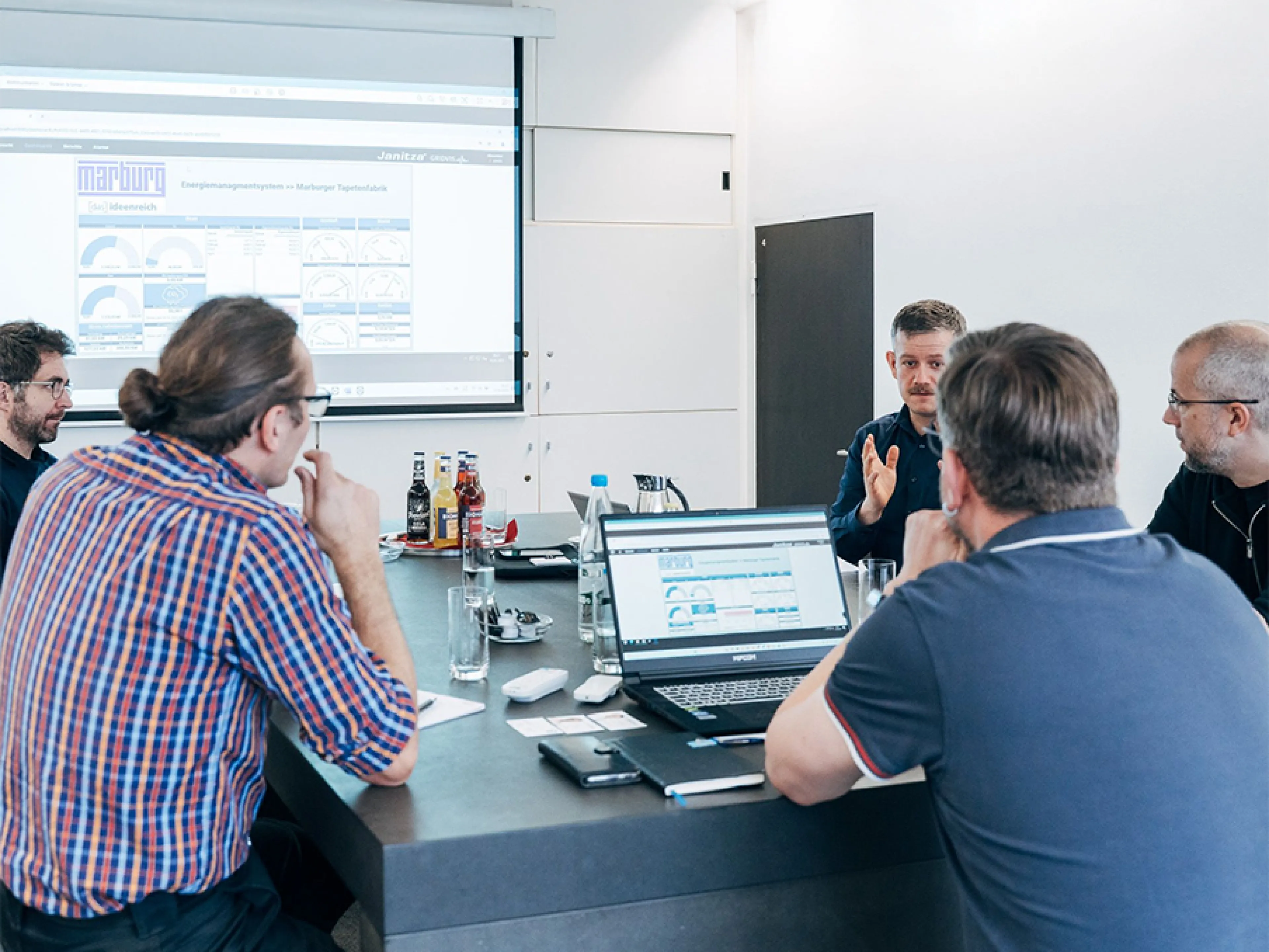 Vor-Ort-Auditierung der Gridvis-Software bei der Marburger Tapetenfabrik, Bild: Janitza Vor-Ort-Auditierung der Gridvis-Software bei der Marburger Tapetenfabrik
