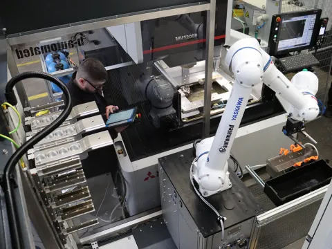 Herzstück der Gesamtlösung zur Automatisierung einer Drahterodiermaschine bei Nordspan ist ein Cobot HC10DTP von Yaskawa.