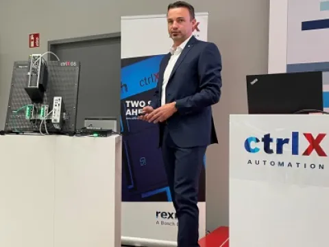 Dr. Holger Schnabel, Product Owner „ctrlX Automation“ präsentiert anschaulich die Möglichkeiten von „ctrlX OS“