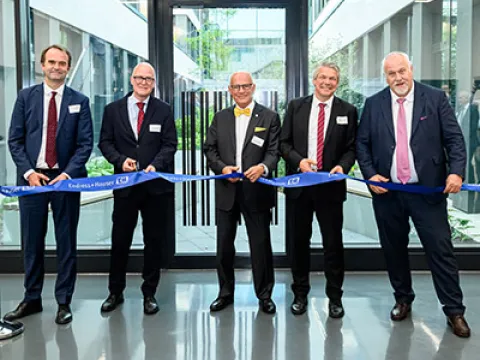 v.l.n.r.: Dr. Mirko Lehmann, Hans-Jürgen Huber, Dr. h. c. Klaus Endress, Stefan Breiter sowie Matthias Altendorf im Freiburger Innovationszentrum FRIZ