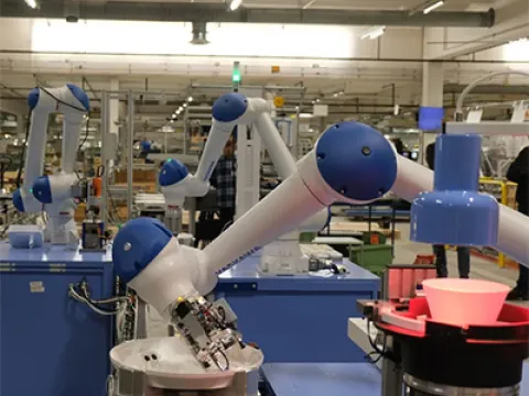 Bei dem schwedischen Leuchtenhersteller Fagerhult Belysning übernehmen drei Cobots komplexe Montageschritte.