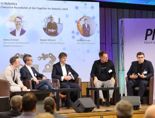 v. l.n.r.: Beim Robotics Executive Roundtable „Trends in Robotics“ diskutierten unter Leitung von Max Radford, Helmut Schmid, Reinhold Gross, David Reger und Mladen Milicevic über das zukünftige Potenzial aber auch die Herausforderungen der Robotik