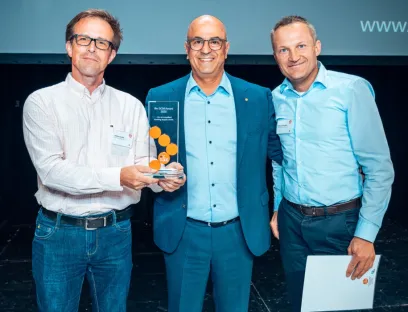 Bilgin Kilic (Mitte) vergibt den Ifm Supply-Chain-Management (SCM) Award für die schnellste Einführung an Volker Herold (l.) und Alexander Radtke (r.) von Keenfinity, einem Spin-off von Bosch Sicherheitssysteme, Bild: Ifm / Gerrit Bender Bilgin Kilic (Mitte) vergibt den Ifm SCM Award für die schnellste Einführung an Volker Herold (l.) und Alexander Radtke (r.) von Keenfinity, einem Spin-off von Bosch Sicherheitssysteme