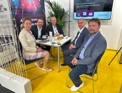 Exklusiver Highlight-Talk mit Joel Stratemann (2.v.l.) von Phoenix Contact, Jörg Scheer (Mitte) von Harting und Klaus Pflüger (2.v.r.) von Wöhner über die All Electric Society mit Chefredakteurin Susanne Woggon und Ronny Schumann von Tropal Media, Bilder: EAD-portal.de / Anja Huber Gesprächsrunde über die All Electric Society auf der „The smarter E Europe 2025“