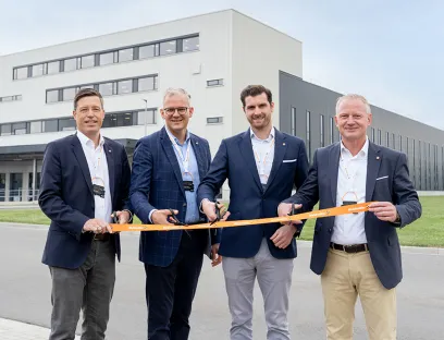 v.l.n.r: Dr. Timo Berger (CTO), Dr. Sebastian Durst (CEO), Dr. Christian von Toll (CSO) und André Sombecki (CFO) bei der Einweihung des neuen Elektronikwerks, Bild: Weidmüller v.l.n.r: Dr. Timo Berger (CTO), Dr. Sebastian Durst (CEO), Dr. Christian von Toll (CSO) und André Sombecki (CFO) bei der Einweihung des neuen Elektronikwerks von Weidmüller