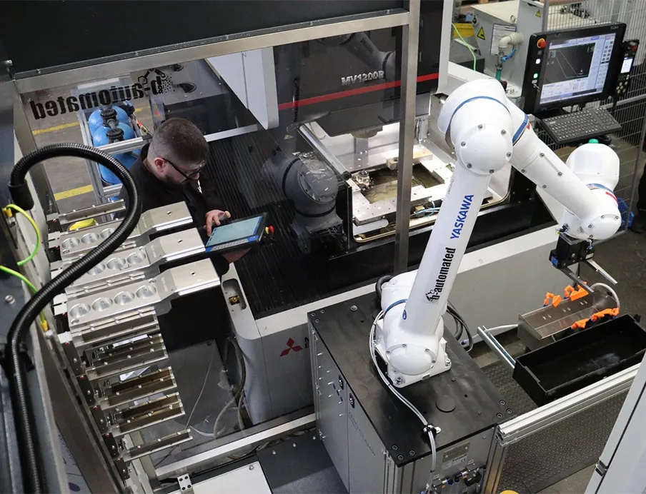 Herzstück der Gesamtlösung zur Automatisierung einer Drahterodiermaschine bei Nordspan ist ein Cobot HC10DTP von Yaskawa.