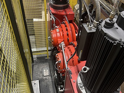 Die beiden Walzenantriebe bei Freudenberg Sealing leisten jeweils 55 Kilowatt  und nutzen einen Hägglunds „CA100” Hydromotor mit einem Nenndrehmoment von 25.000 Nanometer