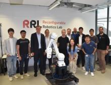 Vertreter von Yaskawa Europe und Swiss Drives bei der Übergabe des Cobots an das Reconfigurable Robotics Lab (RRL) der ETH Lausanne (EPFL)