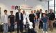 Vertreter von Yaskawa Europe und Swiss Drives bei der Übergabe des Cobots an das Reconfigurable Robotics Lab (RRL) der ETH Lausanne (EPFL)
